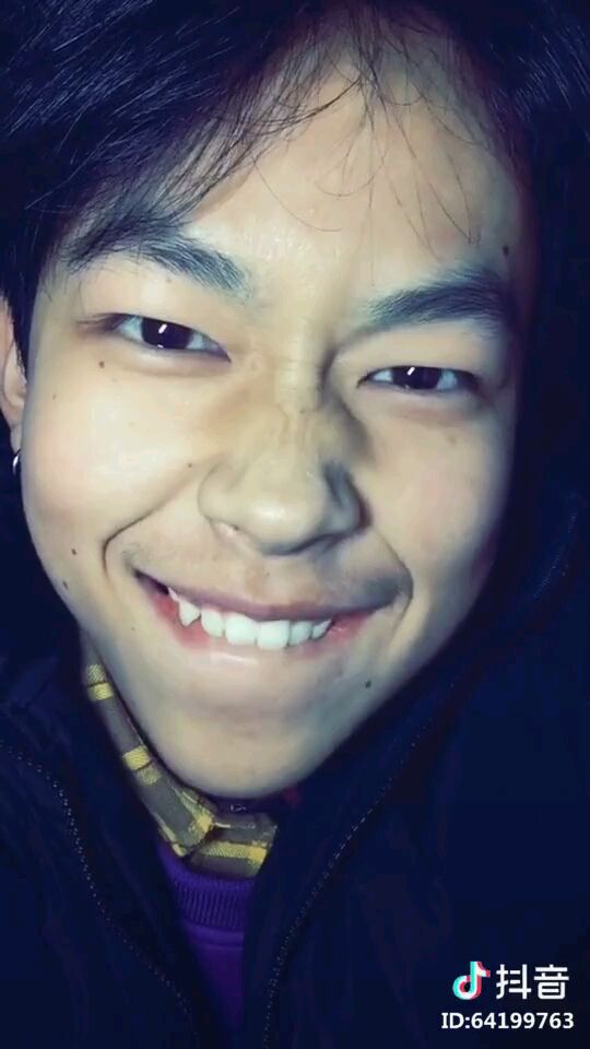 今天发现一个嗯怎么说呢长得丑帅丑帅的小哥哥瞬间被圈粉好喜欢好喜欢